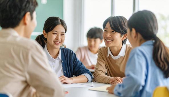 保護者会 放課後の小学校で会議をする人々 保護者会 放課後の小学校で会議をする人々の写真