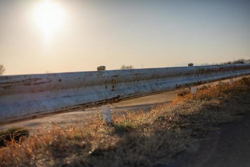 夕陽を浴びるガードレールと枯れ草 ガードレール,道路,路肩の写真素材