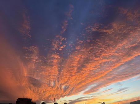 不思議な空と飛行機の写真