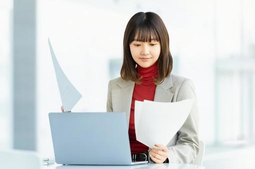 パソコンを使う女性・ビジネスウーマン 女性,パソコン,働くの写真素材