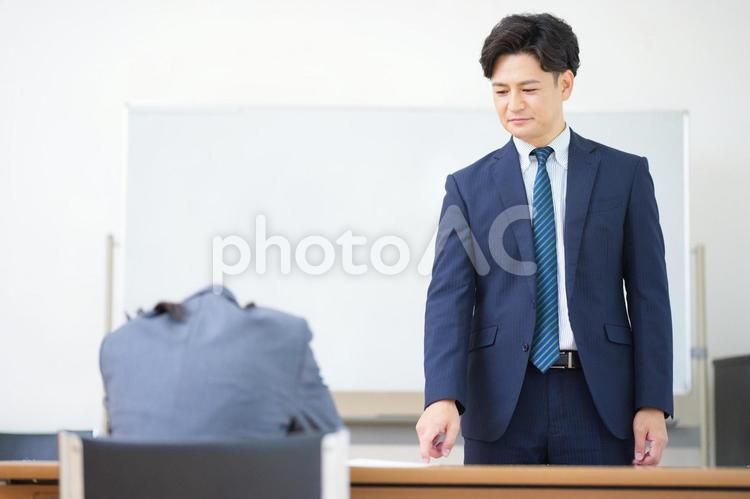 机に突っ伏す女子生徒と塾講師 塾,人物,男性の写真素材