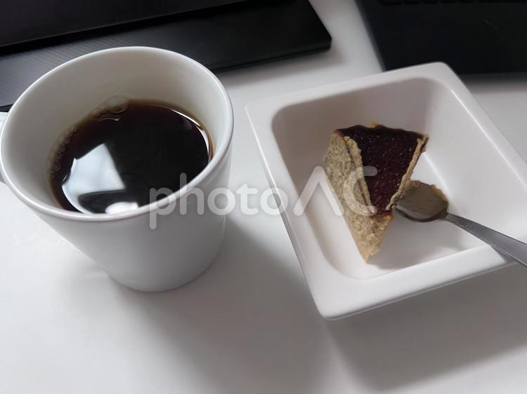 テーブルの上のコーヒーカップとケーキ コーヒー,ケーキ,テーブルの写真素材