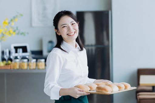カフェで働く若い女性 カフェで働く若い女性 カフェ,飲食店,パンの写真素材