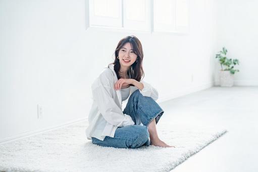 くつろぐ女性 女性,笑顔,リラックスの写真素材