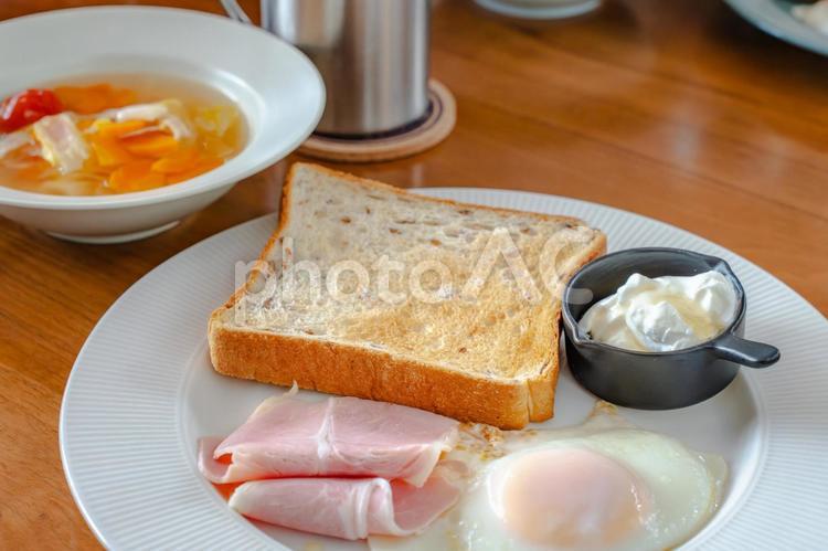 トーストと卵の朝食 朝食,洋食,洋風の写真素材
