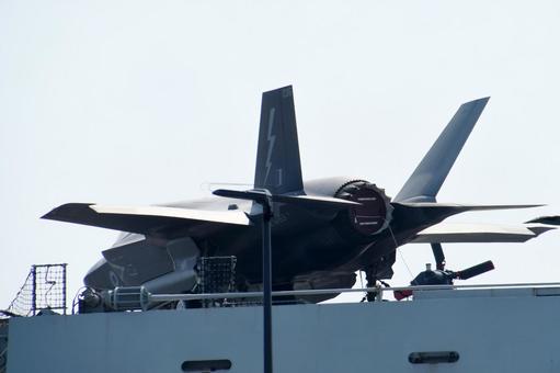 空母プリンス・オブ・ウェールズの艦載機 f35b,ステルス戦闘機,第5世代の写真素材