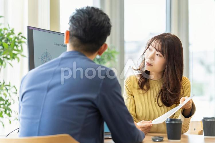 打ち合わせをする男女のビジネスマン 男性,女性,ビジネスの写真素材