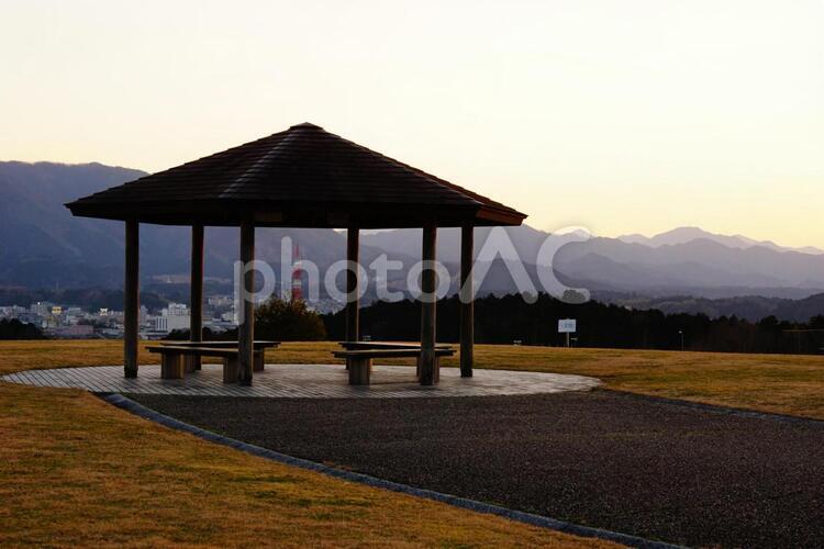 夕暮れの公園 春,冬から春へ,休憩所の写真素材