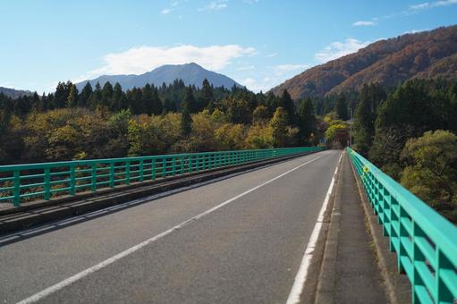 橋の上 晴れた秋の日 橋の上 晴れた秋の日 秋,橋,紅葉の写真素材