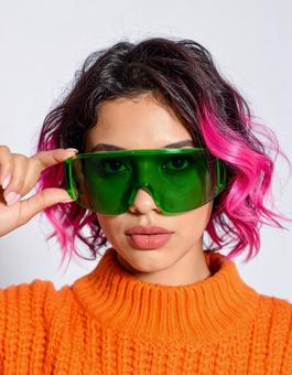 グリーンレンズサングラスの女性 グリーンレンズサングラスの女性の写真