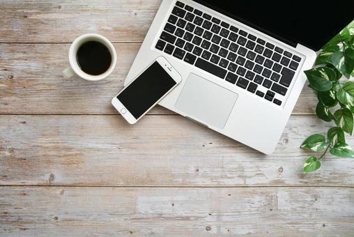 パソコンのデスク イメージ パソコンのデスク イメージ ビジネス,コーヒー,ノートパソコンの写真素材