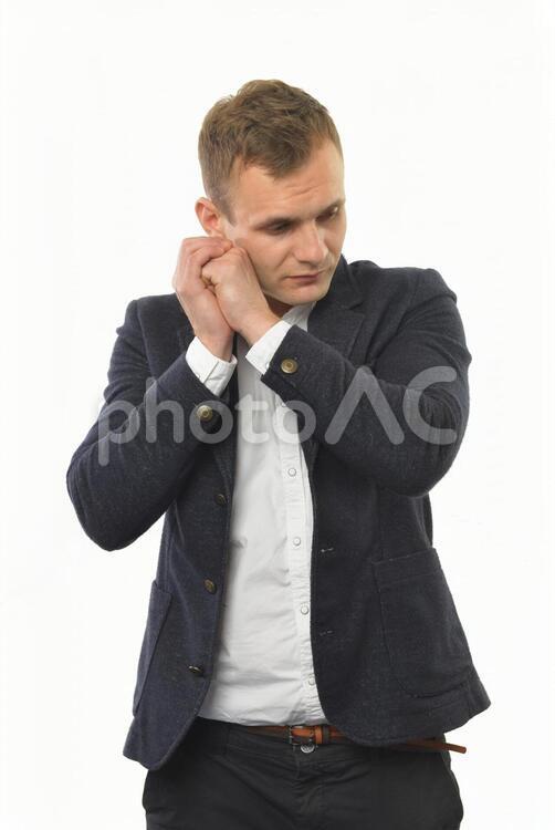 両手を握りしめる外国人男性1 男性,両手,白バックの写真素材