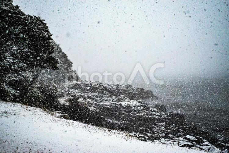 ＜五島の冬＞雪の鐙瀬溶岩海岸の海景 雪,雪景色,冬景色の写真素材
