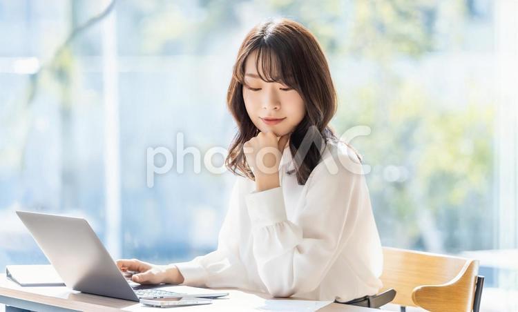 デスクワークをする女性・ビジネスウーマン 春,女性,パソコンの写真素材