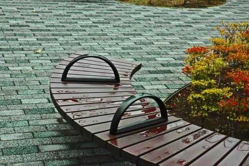 雨上がりのベンチ 雨,公園,ベンチの写真素材
