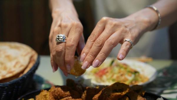 料理にレモンを絞る女性の手 料理にレモンを絞る女性の手の写真