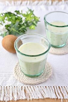 キウイのスムージー キウイ,スムージー,牛乳の写真素材