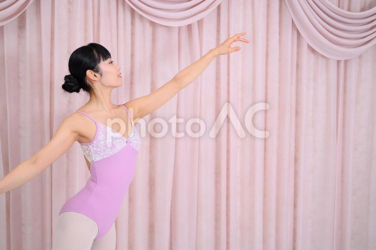 手を伸ばしているレオタードを着た女性 バレエ,バレリーナ,クラシックバレエの写真素材