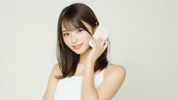スマートフォンを持つ笑顔の女性 スマートフォンを持つ笑顔の女性の写真