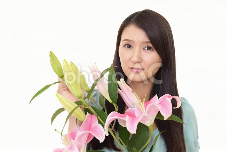 百合の花と笑顔の女性 女性,ユリ,百合の写真素材