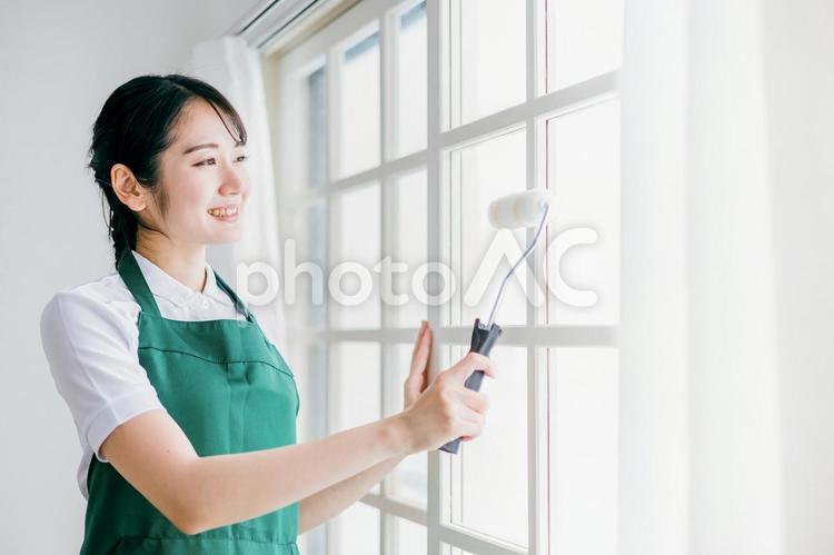 塗装をするエプロン姿の日本人女性 塗装,ペンキ,diyの写真素材