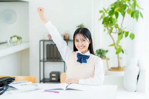 自宅で勉強をする女子高生 自宅で勉強をする女子高生の写真
