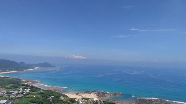 奄美大島手広海岸を高台から眺める 奄美大島手広海岸を高台から眺めるの写真
