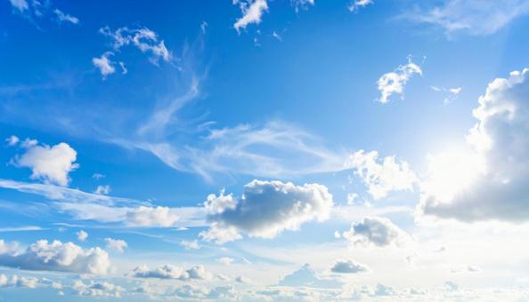 入道雲の広がる夏の青空 入道雲の広がる夏の青空の写真