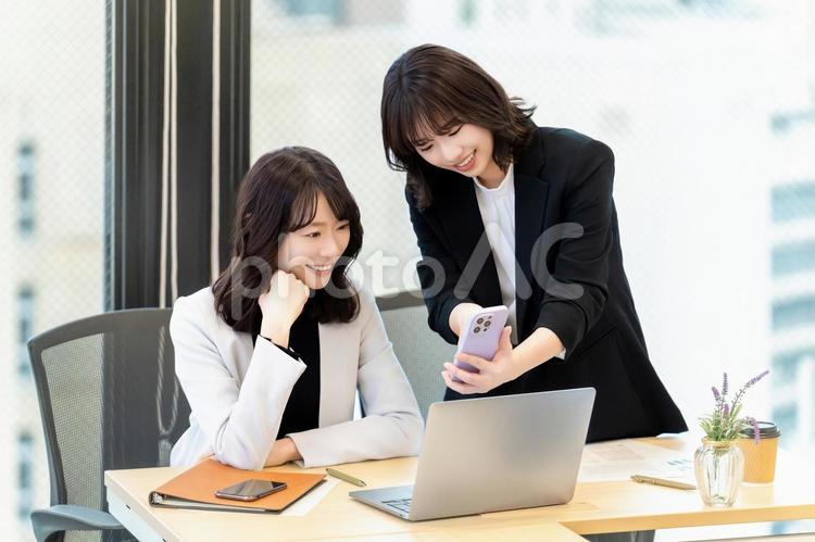 ミーティングをする2人のビジネスウーマン 女性,ビジネス,2人の写真素材
