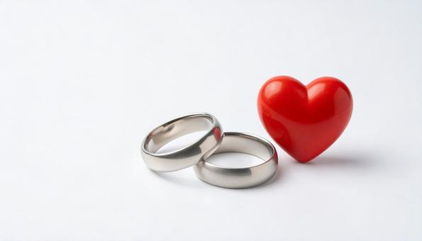 ハートマークの置物とペアの結婚指輪の写真