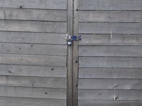 施錠された木製の扉 施錠,戸締り,鍵の写真素材