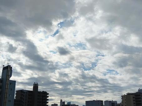 低い空に大きな塊の雲 空,曇り,青空の写真素材