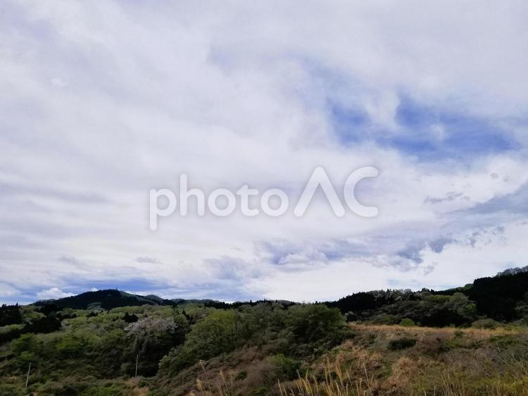新緑の山と雲が描いた空の風景 新緑,白い雲,山の写真素材