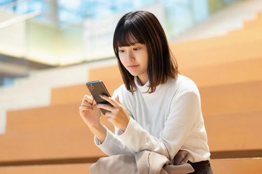 スマホを使う女性・ビジネスウーマン 女性,スマホ,スマートフォンの写真素材