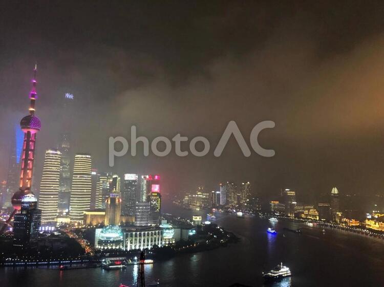 熱気の霧に煙る魔都・上海 上海,夜景,不夜城の写真素材