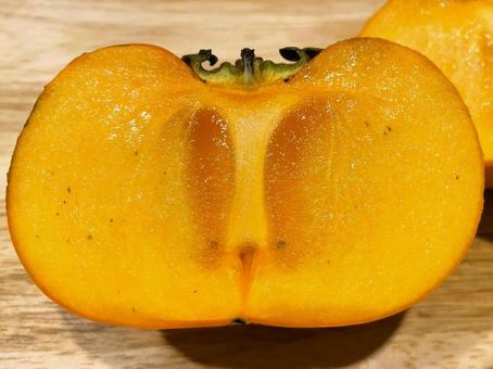 半分にカットした種なし柿の断面３４ 柿,たねなし柿,断面の写真素材