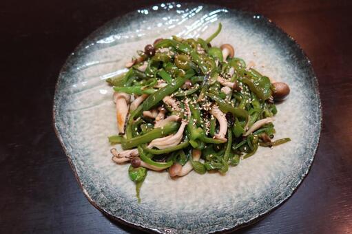 ピーマンとキノコのソテー（引き撮影） ピーマン,シメジ,キノコの写真素材