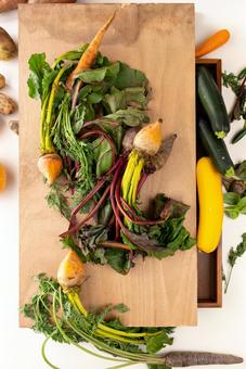 板の上のビーツやズッキーニ 板の上のビーツやズッキーニの写真