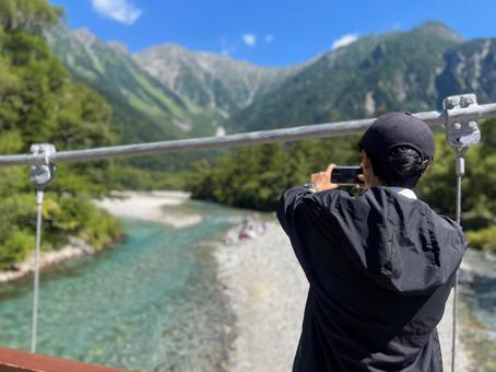 上高地 写真を撮る男性 上高地 写真を撮る男性 トレッキング,森林浴,写真を撮るの写真素材