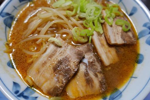 我が家の味噌ラーメン 味噌ラーメン,チャーシュー,ネギの写真素材