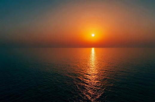 オレンジ色に染まる夕焼けの空 オレンジ色に染まる夕焼けの空の写真