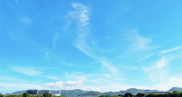 夏の青空と山並みの風景 夏の青空と山並みの風景の写真