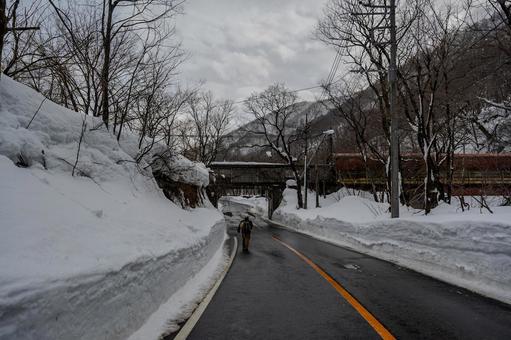 土合駅への道のり 土合駅への道のり 雪,snow,銀世界の写真素材