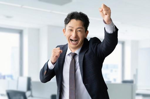 ガッツポーズをする男性ビジネスマン 男性,ガッツポーズ,喜ぶの写真素材