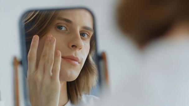 目元を触る鏡越しの男性 男性,外国人,欧米人の写真素材