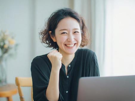 達成感感じる女性 達成感感じる女性の写真