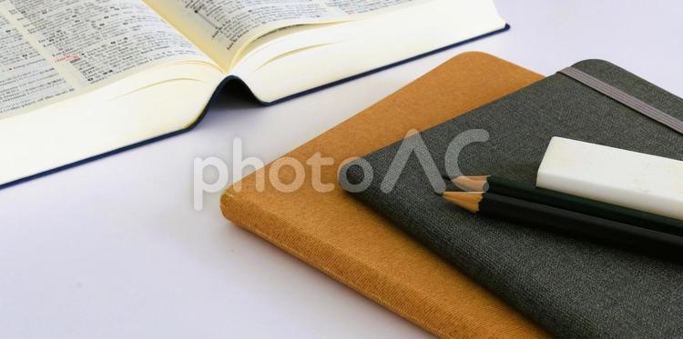 教育イメージ　試験勉強　ノートと英和辞典 教育イメージ,テスト勉強,受験勉強の写真素材