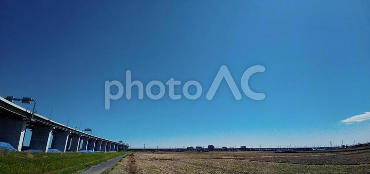 大空、晴れ、田舎、高速道路、田んぼ、畑、深青色 風景,空,背景の写真素材
