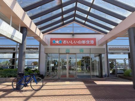 山形空港から自転車旅スタート おいしい,山形空港,ロードバイクの写真素材