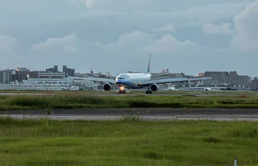夕焼けに包まれる福岡空港 夕焼けに包まれる福岡空港 飛行機,航空機,旅客機の写真素材